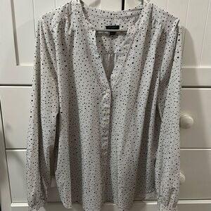 3/$20 ✨ Ann Taylor Button Down Blouse Size L Black and White